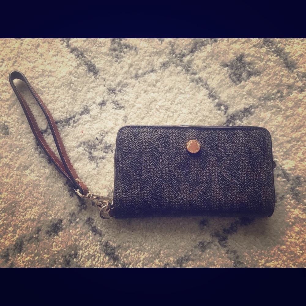 AUTHENTIC Michael Kors wristlet/ iPhone 7 holder